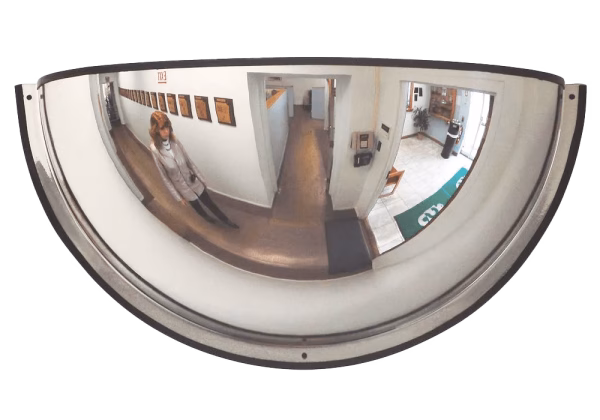 Espejo cóncavo tipo media cúpula instalado en pasillo de almacén